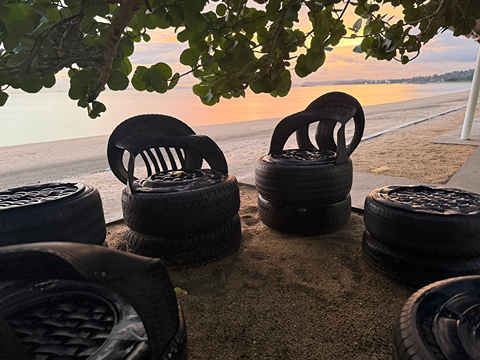 Cesta k pláži lemovaná palmami